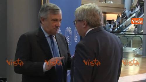 Tajani parla con i colleghi a Strasburgo