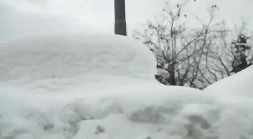 La neve sommerge le auto a Chieti