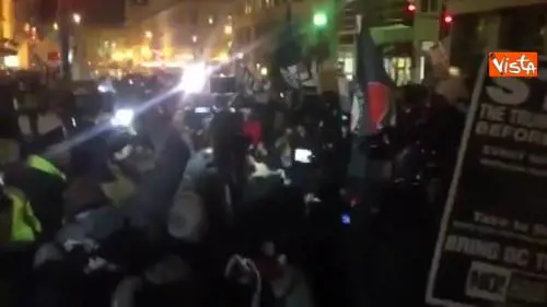 Cittadini americani protestano alla vigilia dell'insediamento di Trump