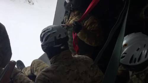 Gli alpini si calano dall'elicottero per raggiungere i paesi isolati dalla neve