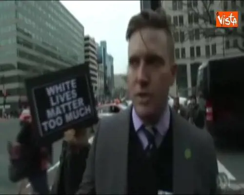 Usa, il nazionalista picchiato durante un corteo pro Trump