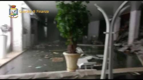 Le immagini all'interno dell'hotel di Rigopiano