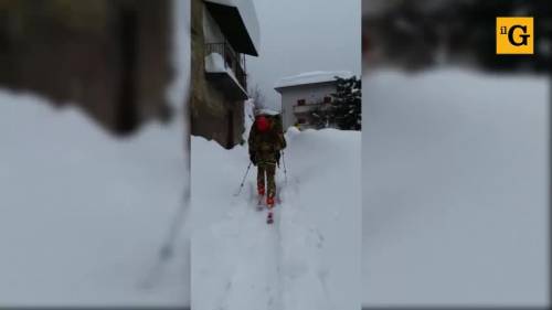 Gli alpini con gli sci nei paesi isolati