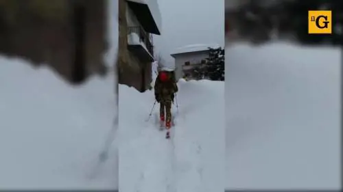 Gli alpini con gli sci nei paesi isolati