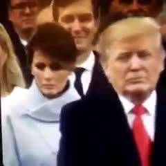 Trump dice qualcosa, Melania cambia espressione in volto