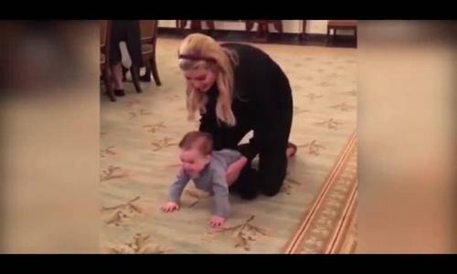 L'emozione di Ivanka: Theodore inizia a gattonare alla Casa Bianca
