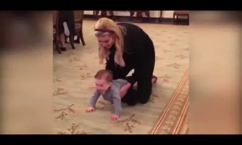 L'emozione di Ivanka: Theodore inizia a gattonare alla Casa Bianca