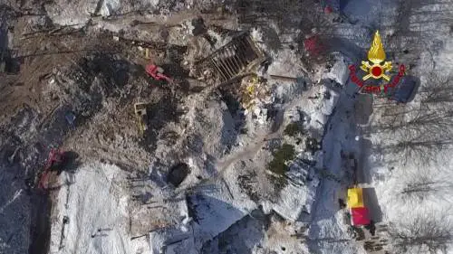 Il drone sorvola l'hotel Rigopiano