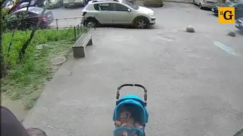 Cornicione le cadde in testa: riabbraccia la figlia