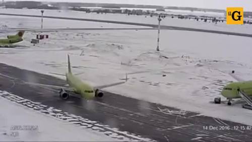 L'aereo scivola sulla pista e in Siberia è il panico
