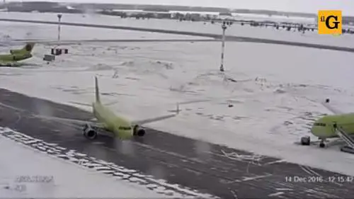 L'aereo scivola sulla pista e in Siberia è il panico
