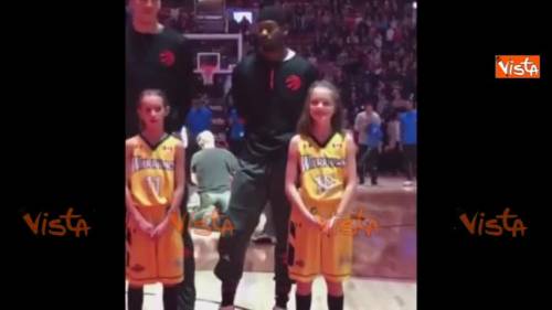 Giocatore Nba si burla di ragazzine durante l'inno americano