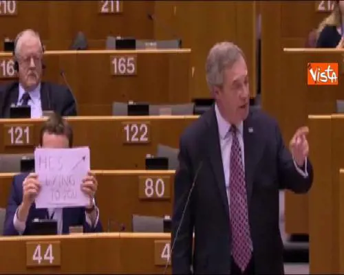 Farage parla a Bruxelles, dietro di lui spunta il cartello "Vi sta mentendo"