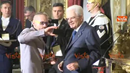 Selfie con linguaccia per Mattarella