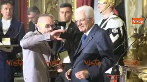 Selfie con linguaccia per Mattarella