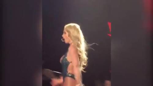 Britney Spears al concerto rimane in topless