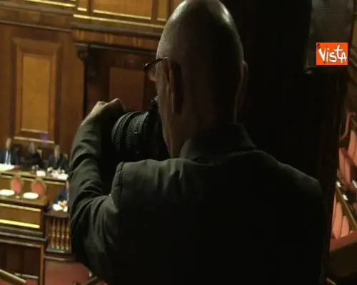 Padoan in Senato parla davanti un'aula deserta