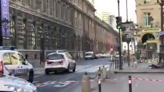 Militare spara a uomo sospetto al Louvre