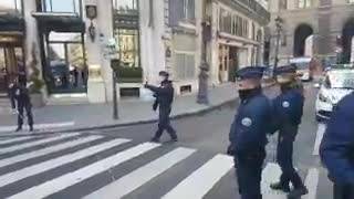 Uomo armato aggredisce militari: spari al Louvre