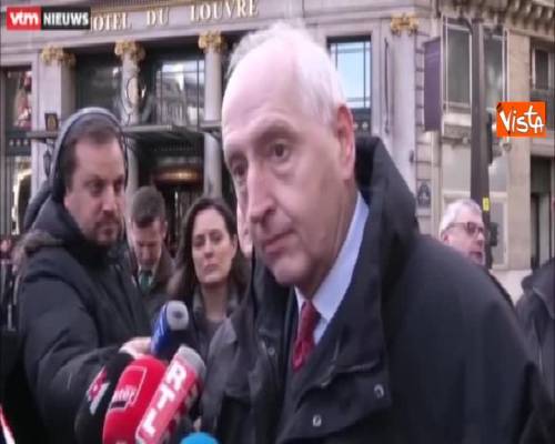 Spari al Louvre, il prefetto: "Attentatore ferito allo stomaco, i visitatori stanno bene"