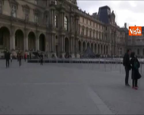 Spari al Louvre, l'allarme e la fuga dei visitatori