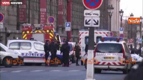 Spari al Louvre, l'attentatore portato via