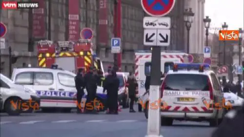 Spari al Louvre, l'attentatore portato via 
