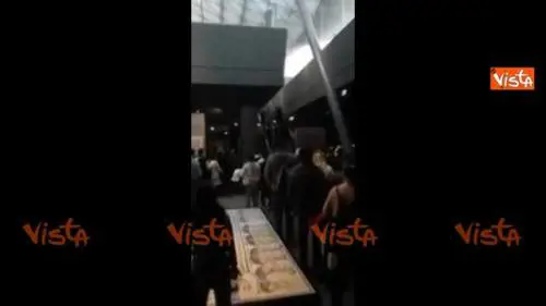 Attacco al Louvre: visitatori intrappolati nel museo
