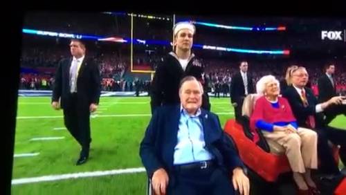 Il lancio della monetina di George H.W. Bush al SuperBowl 2017