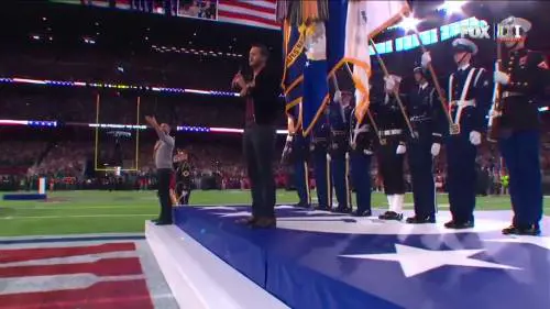 L'inno americano al SuperBowl 2017 cantato da Luke Bryan