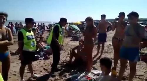 Scacciate da 20 agenti perché in spiaggia in topless