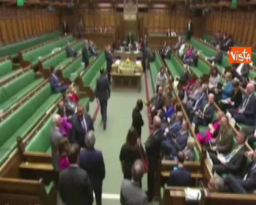 Brexit, deputati cantano inno Ue e speaker si infuria 