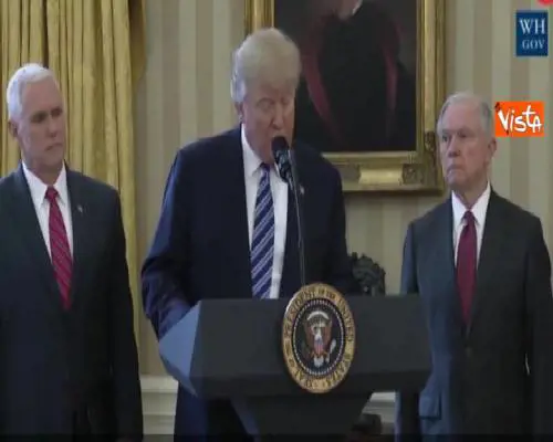 Trump firma ordine esecutivo per dare piu' poteri a polizia