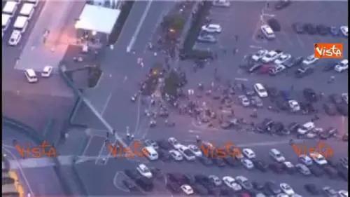 California, incendio a Disneyland: turisti in fuga 