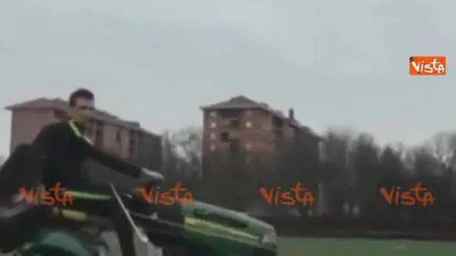 Col trattore in campo, Mario Mandzukic va a comandare