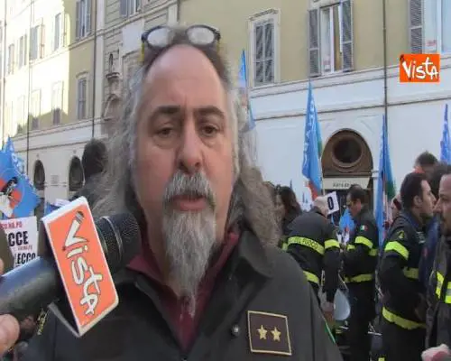 Protesta dei vigili del fuoco in piazza Montecitorio, la voce dei manifestanti