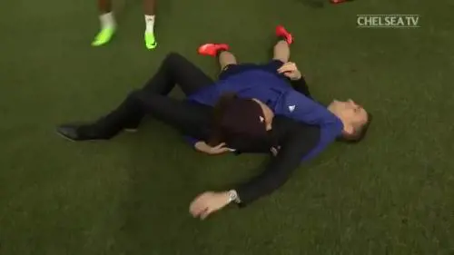 Calciatore star del Chelsea atterra il giornalista