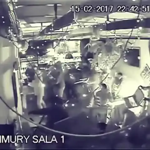 Varsavia, ultrà di Legia e Ajax distruggono un pub