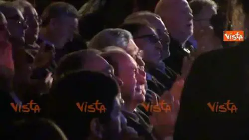 Emiliano saluta Bersani e la folla lo acclama