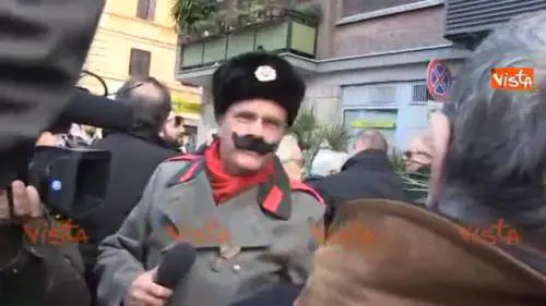 Lucci in divisa sovietica tra i militanti