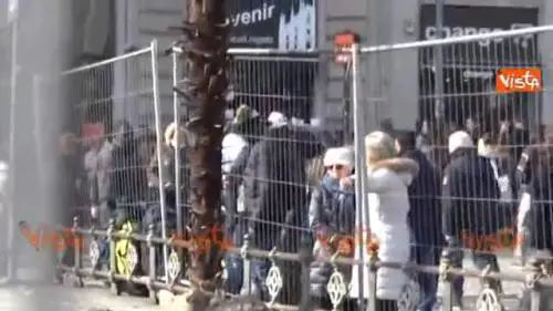 Milano, bruciate le palme in piazza Duomo 