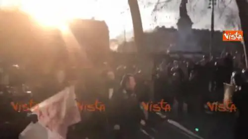 Parigi, polizia circondata dai manifestanti