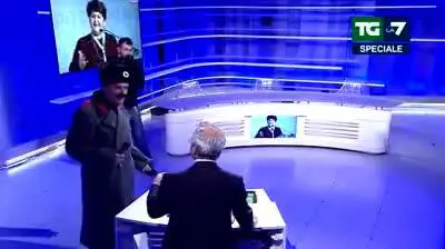 Enrico Lucci invade lo studio di Mentana durante il Tg