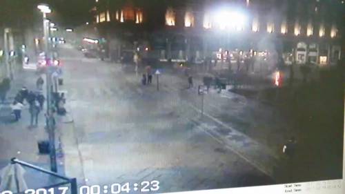 Milano, così hanno incendiato le palme in piazza Duomo