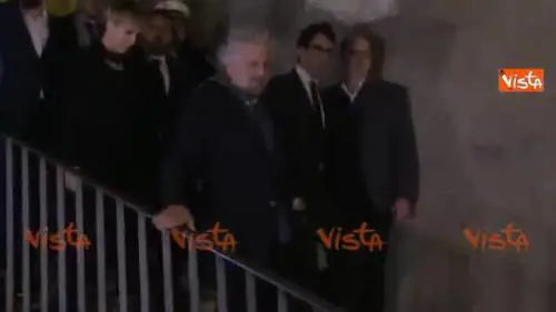Grillo insultato in uscita dal Campidoglio. Lui risponde: "Devi prendere delle pastiglie"