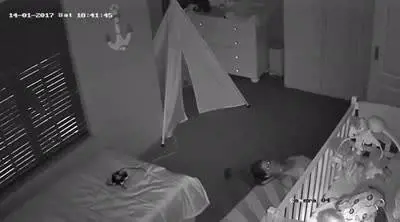 Madre striscia sul pavimento per non svegliare il figlio