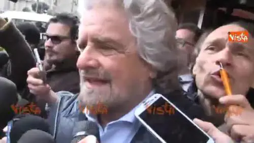 Grillo scherza sullo stadio: "Volevo farne due, uno sott'acqua e uno sulle palafitte"