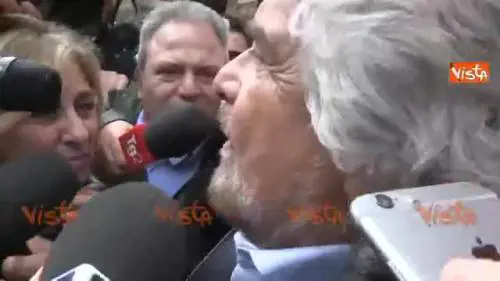 Grillo: "Io sto con Renzi, parla di futuro e rifonda la Dc"