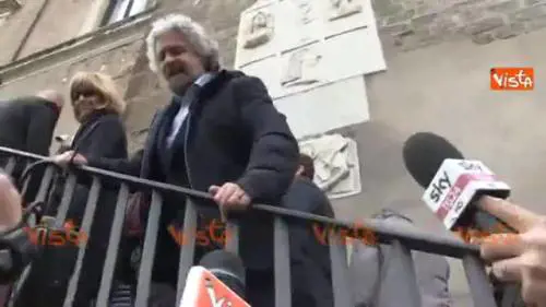 Grillo ai giornalisti: "Vi benedico, senza voi non sarei nulla"