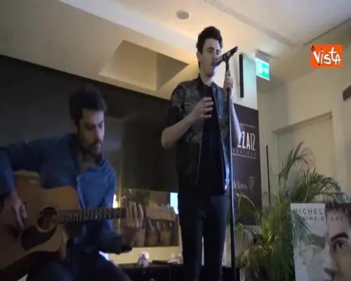 Michele Bravi, il concerto acustico alla presentazione del suo album a Milano